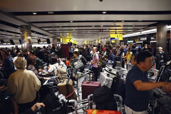 英国航空交通“大瘫痪”余波未平 政府排除网络攻击可能